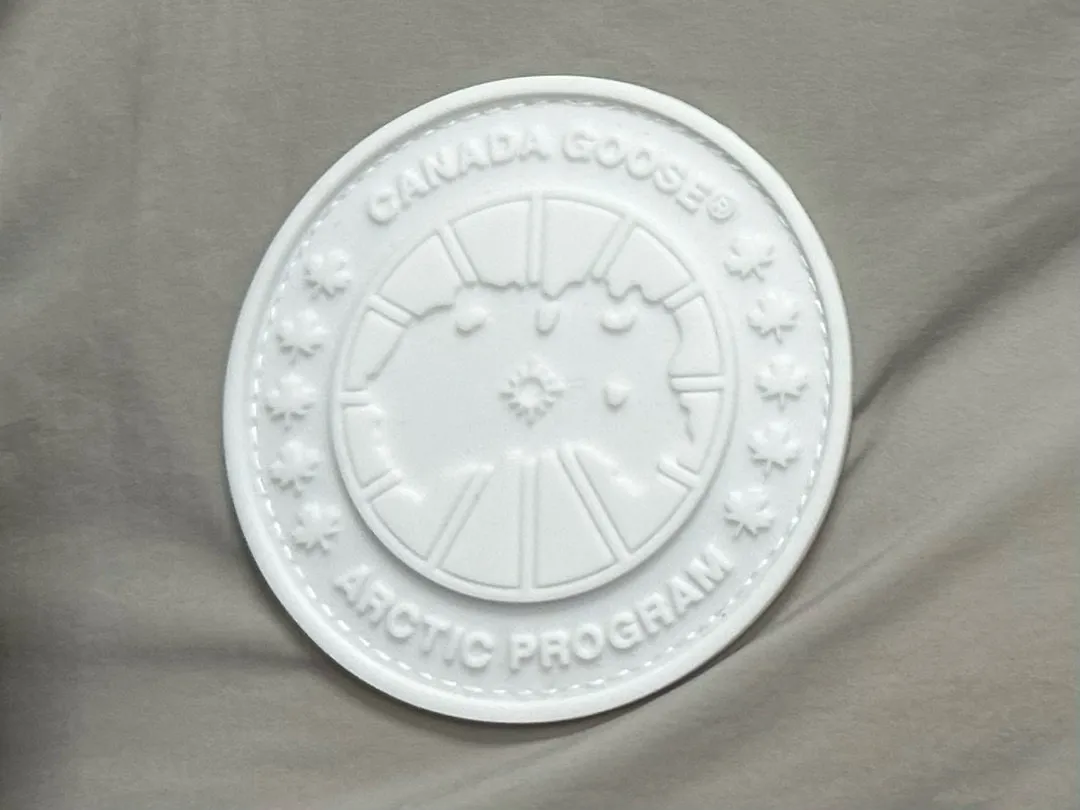 P490 【CANADA GOOSE】PASTELS white label series down vest. The white label series is a capsule limited series and the most popular PASTELS series this year. The chest labels are all white badges with pure silicone texture. The pattern has a strong contrast between concave and convex. The topographic map of Canada on the badge is lifelike. The plastic material used for currency logos on the market is very hard to the touch! Our original independent order accessories are all one-to-one customized original accessories. The imported YKK zippers have correct teeth, while the teeth of the fake zippers are very thick. The zipper webbing logo is printed with 3M fluorescent printing, and the original custom-made washable label. The placket webbing and wiring details are all restored to the original ones. Size: XS S M L XL XXL